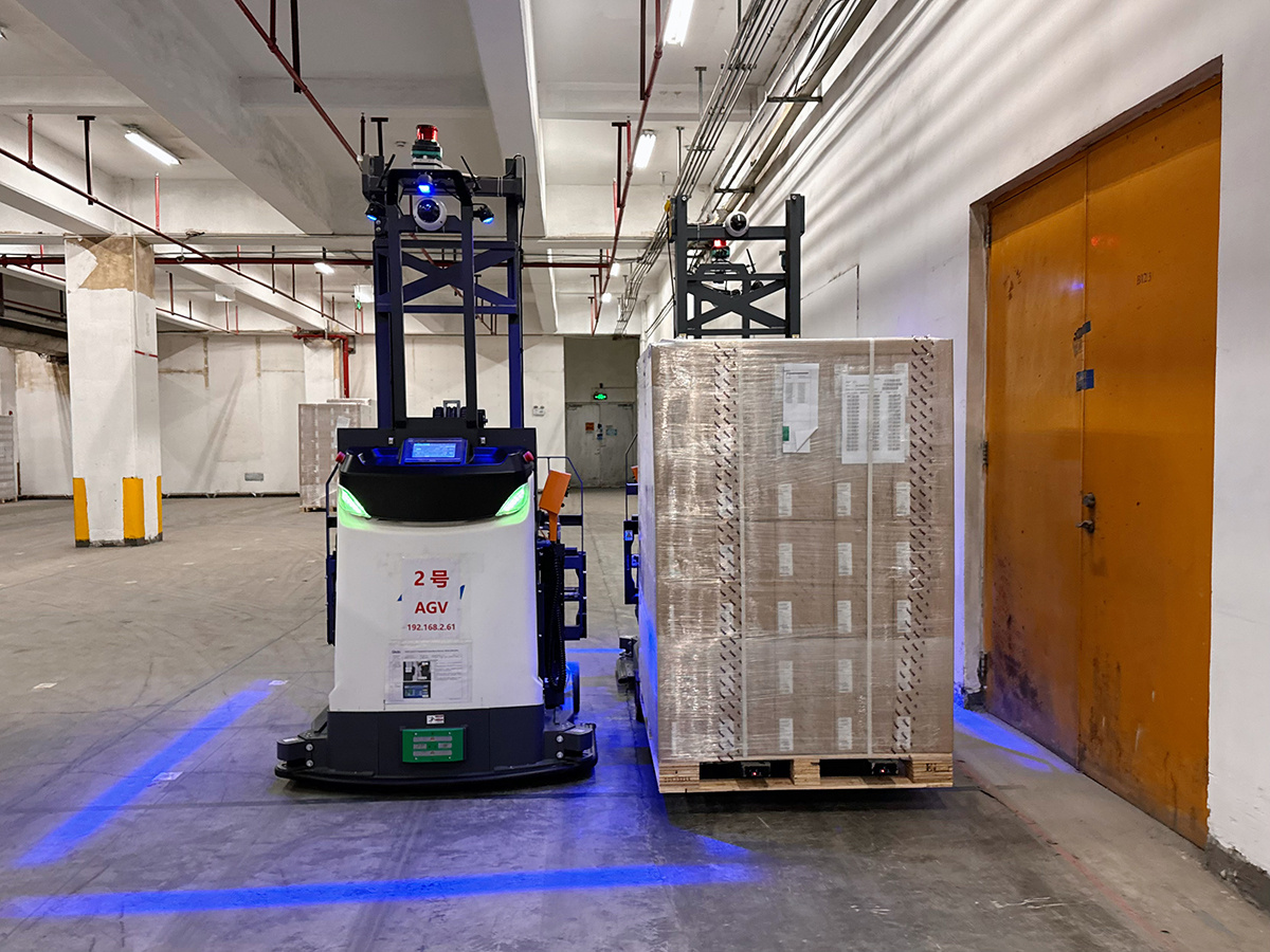 无人驾驶叉车与手动叉车在仓库环境中的对比